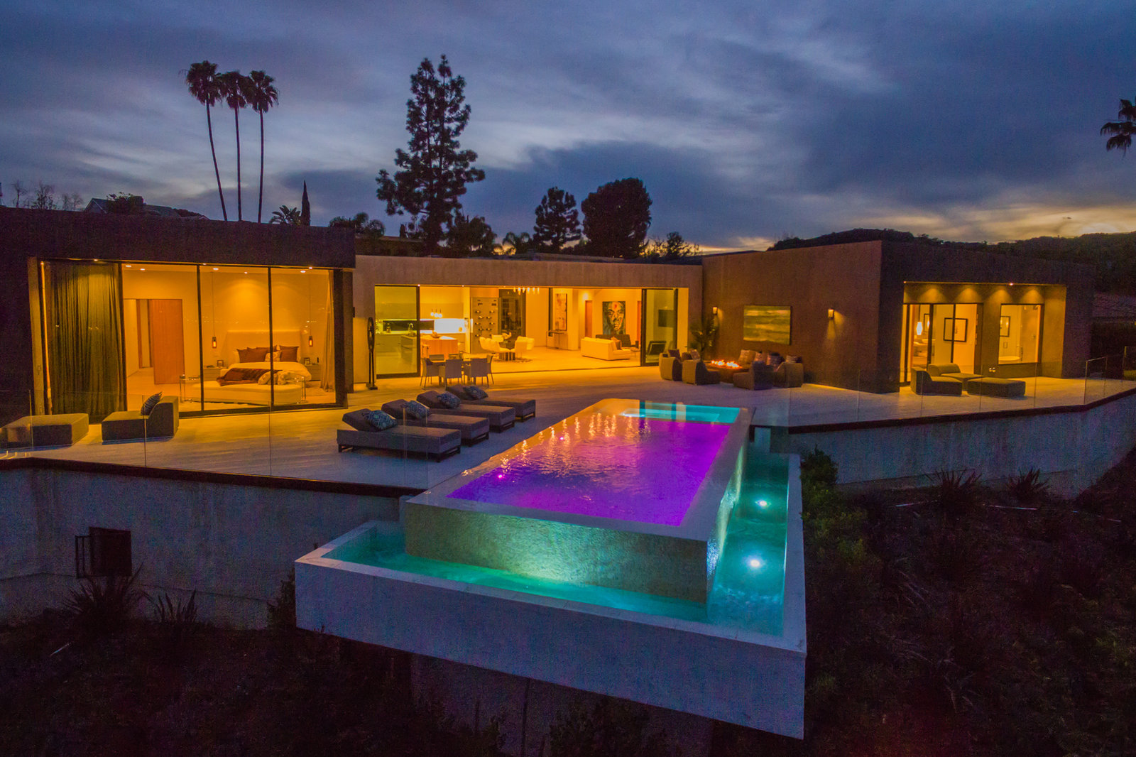 Villa Escondite residence and infinity pool at dusk by Xuxi Builds
